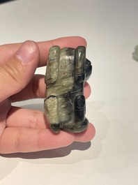 Vijf Chinese snijwerken in witte, celadon en grijs-zwarte jade, Qing/Republiek