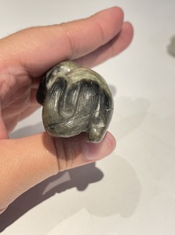 Vijf Chinese snijwerken in witte, celadon en grijs-zwarte jade, Qing/Republiek