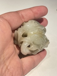 Vijf Chinese snijwerken in witte, celadon en grijs-zwarte jade, Qing/Republiek