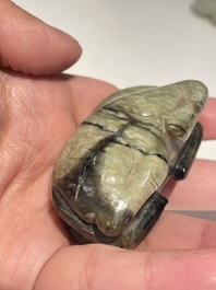 Vijf Chinese snijwerken in witte, celadon en grijs-zwarte jade, Qing/Republiek