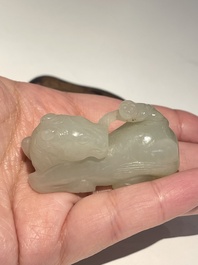 Vijf Chinese snijwerken in witte, celadon en grijs-zwarte jade, Qing/Republiek
