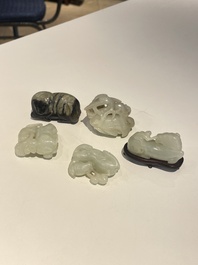 Vijf Chinese snijwerken in witte, celadon en grijs-zwarte jade, Qing/Republiek
