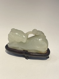 Vijf Chinese snijwerken in witte, celadon en grijs-zwarte jade, Qing/Republiek