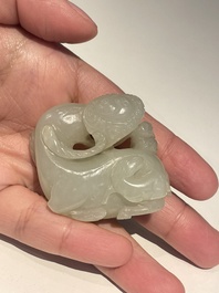 Vijf Chinese snijwerken in witte, celadon en grijs-zwarte jade, Qing/Republiek