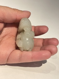 Vijf Chinese snijwerken in witte, celadon en grijs-zwarte jade, Qing/Republiek