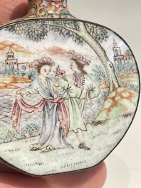 Een Chinese snuiffles met decor van buitenlanders in Peking email, Qianlong merk en periode