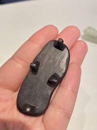 Vijf Chinese snijwerken in witte, celadon en grijs-zwarte jade, Qing/Republiek