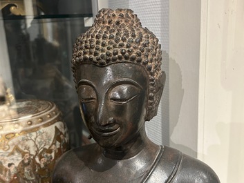 Grand Bouddha en bronze dans le style Sukhotai du Nord, Tha&iuml;lande, 17&egrave;me