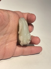 Vijf Chinese snijwerken in witte, celadon en grijs-zwarte jade, Qing/Republiek