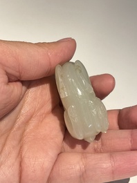 Vijf Chinese snijwerken in witte, celadon en grijs-zwarte jade, Qing/Republiek