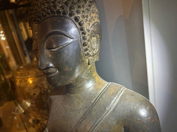 Grand Bouddha en bronze dans le style Sukhotai du Nord, Tha&iuml;lande, 17&egrave;me