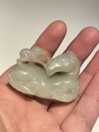 Vijf Chinese snijwerken in witte, celadon en grijs-zwarte jade, Qing/Republiek