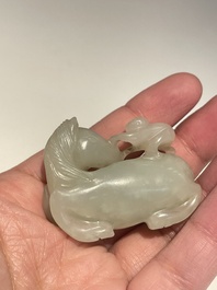 Vijf Chinese snijwerken in witte, celadon en grijs-zwarte jade, Qing/Republiek