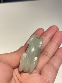 Vijf Chinese snijwerken in witte, celadon en grijs-zwarte jade, Qing/Republiek