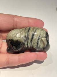Vijf Chinese snijwerken in witte, celadon en grijs-zwarte jade, Qing/Republiek