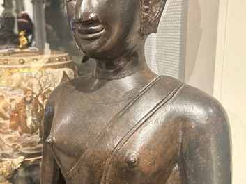 Grand Bouddha en bronze dans le style Sukhotai du Nord, Tha&iuml;lande, 17&egrave;me