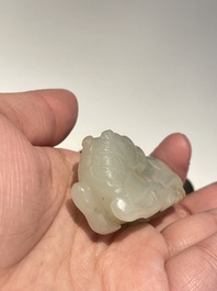 Vijf Chinese snijwerken in witte, celadon en grijs-zwarte jade, Qing/Republiek
