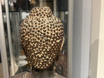 Een grote Thaise bronzen Boeddha in Noordelijke Sukhotai-stijl, 17e eeuw