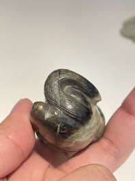 Vijf Chinese snijwerken in witte, celadon en grijs-zwarte jade, Qing/Republiek