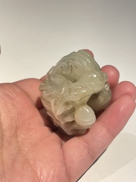 Vijf Chinese snijwerken in witte, celadon en grijs-zwarte jade, Qing/Republiek