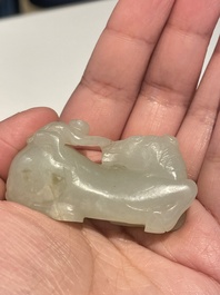 Vijf Chinese snijwerken in witte, celadon en grijs-zwarte jade, Qing/Republiek