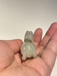 Vijf Chinese snijwerken in witte, celadon en grijs-zwarte jade, Qing/Republiek