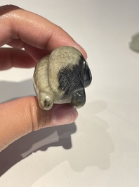 Vijf Chinese snijwerken in witte, celadon en grijs-zwarte jade, Qing/Republiek