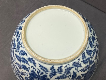 A large Chinese blue and white 'lotus scrolls' bowl and three famille rose plates, 19/20th C.