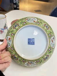 Un pot &agrave; pinceaux, deux assiettes et deux bols en porcelaine de Chine famille rose, 19/20&egrave;me