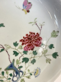 Un pot &agrave; pinceaux, deux assiettes et deux bols en porcelaine de Chine famille rose, 19/20&egrave;me