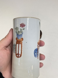 Un pot &agrave; pinceaux, deux assiettes et deux bols en porcelaine de Chine famille rose, 19/20&egrave;me