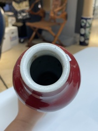 Un vase en porcelaine de Chine en rouge de cuivre et un en gr&egrave;s de Yixing &agrave; &eacute;mail flamb&eacute;, marque de Ge Mingxiang Zao 葛明祥造, 19&egrave;me