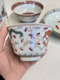 Un pot &agrave; pinceaux, deux assiettes et deux bols en porcelaine de Chine famille rose, 19/20&egrave;me