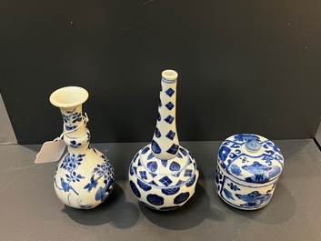 Deux vases et un pot couvert en porcelaine de Chine en bleu et blanc, Kangxi