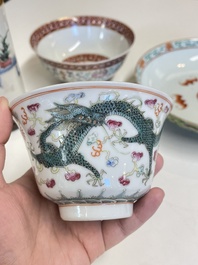 Un pot &agrave; pinceaux, deux assiettes et deux bols en porcelaine de Chine famille rose, 19/20&egrave;me