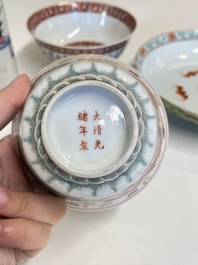Un pot &agrave; pinceaux, deux assiettes et deux bols en porcelaine de Chine famille rose, 19/20&egrave;me