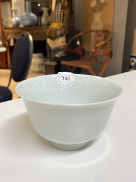 Een Chinese wit-geglazuurde kom, Jiaqing merk en mogelijk periode