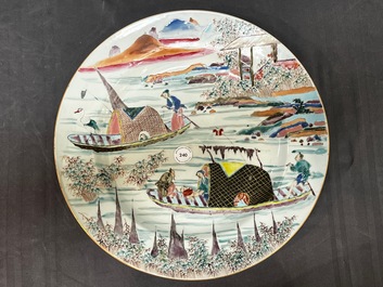 Plat en porcelaine de Chine famille rose &agrave; d&eacute;cor de p&ecirc;cheurs dans un sampan, Yongzheng/Qianlong