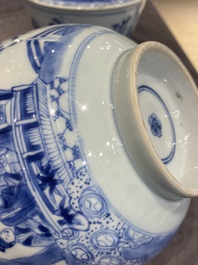 Een paar Chinese blauw-witte dekselkommen met verhalend decor, Kangxi/Yongzheng