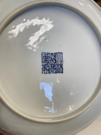 Un pot &agrave; pinceaux, deux assiettes et deux bols en porcelaine de Chine famille rose, 19/20&egrave;me