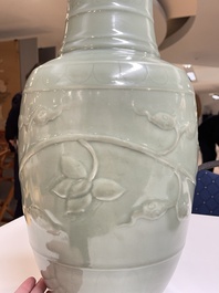 Een Chinese celadon-geglazuurde vaas met lotusslingers, Qianlong