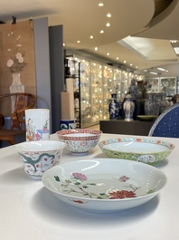 Un pot &agrave; pinceaux, deux assiettes et deux bols en porcelaine de Chine famille rose, 19/20&egrave;me