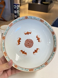 Un pot &agrave; pinceaux, deux assiettes et deux bols en porcelaine de Chine famille rose, 19/20&egrave;me