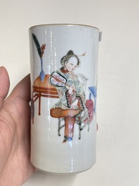 Un pot &agrave; pinceaux, deux assiettes et deux bols en porcelaine de Chine famille rose, 19/20&egrave;me