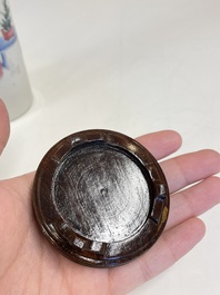 Un pot &agrave; pinceaux, deux assiettes et deux bols en porcelaine de Chine famille rose, 19/20&egrave;me