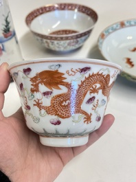 Un pot &agrave; pinceaux, deux assiettes et deux bols en porcelaine de Chine famille rose, 19/20&egrave;me