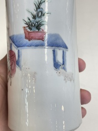 Un pot &agrave; pinceaux, deux assiettes et deux bols en porcelaine de Chine famille rose, 19/20&egrave;me