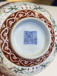 Un pot &agrave; pinceaux, deux assiettes et deux bols en porcelaine de Chine famille rose, 19/20&egrave;me