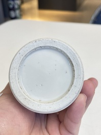 Un pot &agrave; pinceaux, deux assiettes et deux bols en porcelaine de Chine famille rose, 19/20&egrave;me