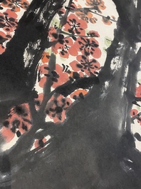 Guan Shanyue 關山月 (1912-2000): 'Pruimenbloesems', inkt en kleur op papier, gedateerd 1992